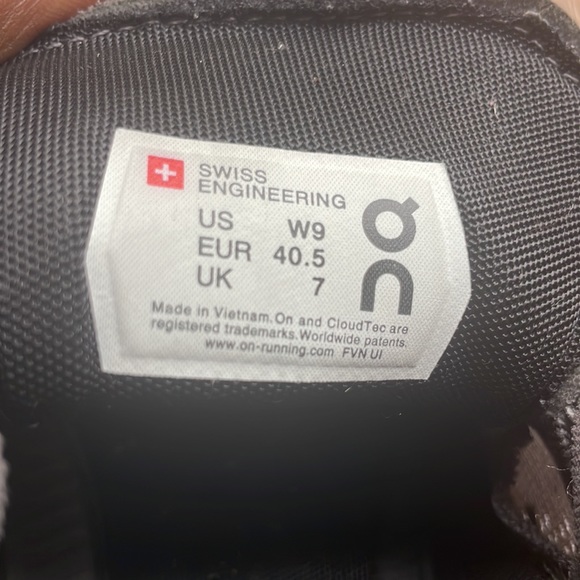 On Cloud Running Cloudflow W Size 9
Rock/Rose. Used in very good condition. - Picture 12 of 12